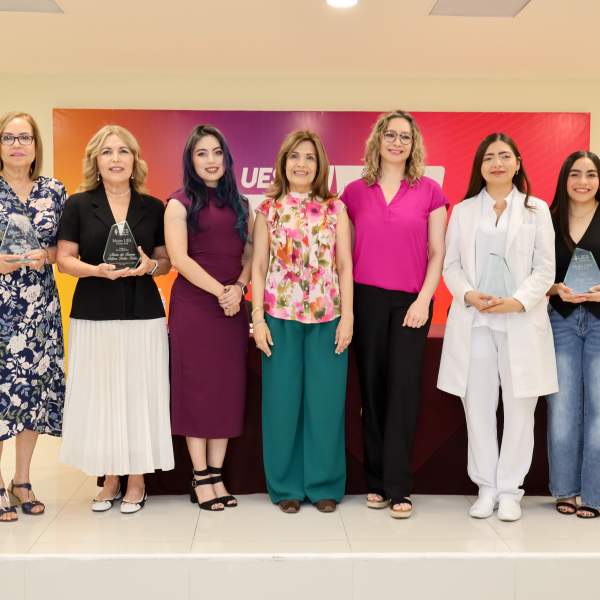 UES reconoce trayectoria y talento de universitarias con el Premio Mujer UES 2026